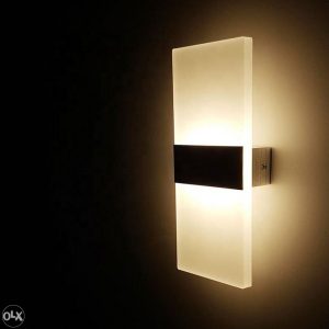 Moderna zidna LED lampa